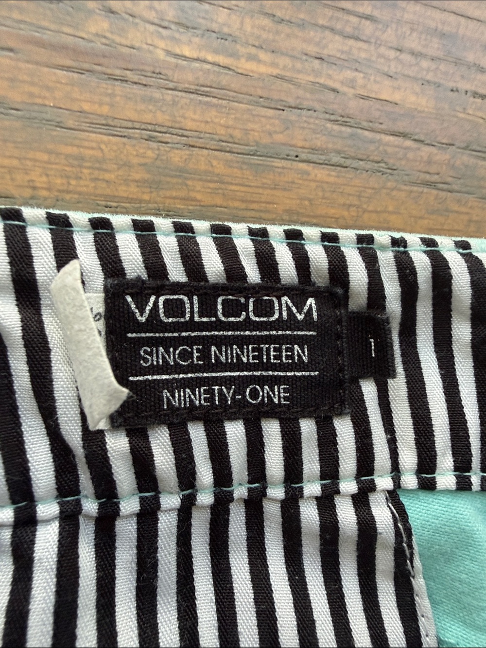 Volcom Sz 1 Women’s Aqua Stretch Cotton Shorts - Picture 2 of 3